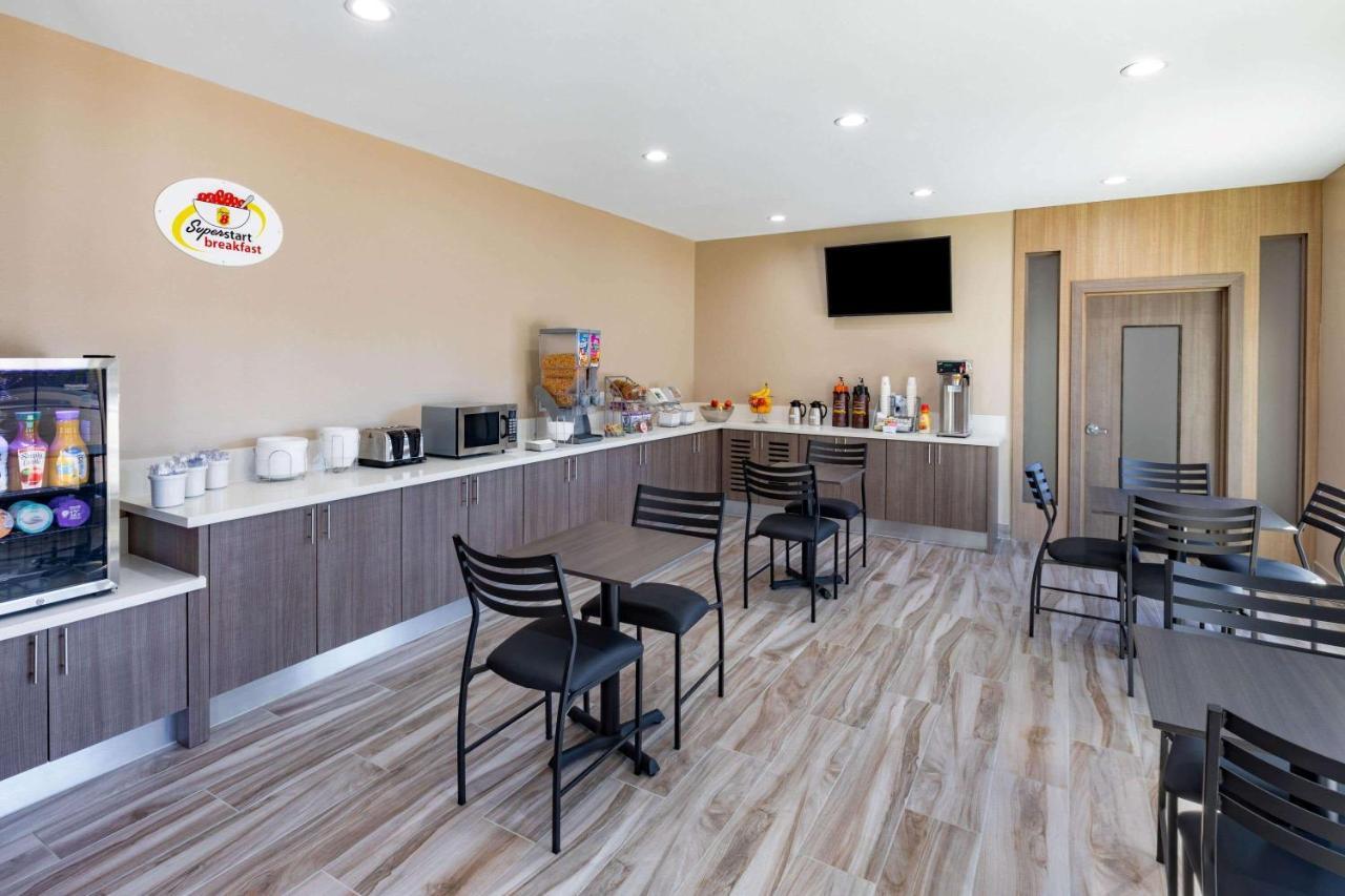 Super 8 By Wyndham Houston Nw Beltway 8-West Rd Hotell Exteriör bild