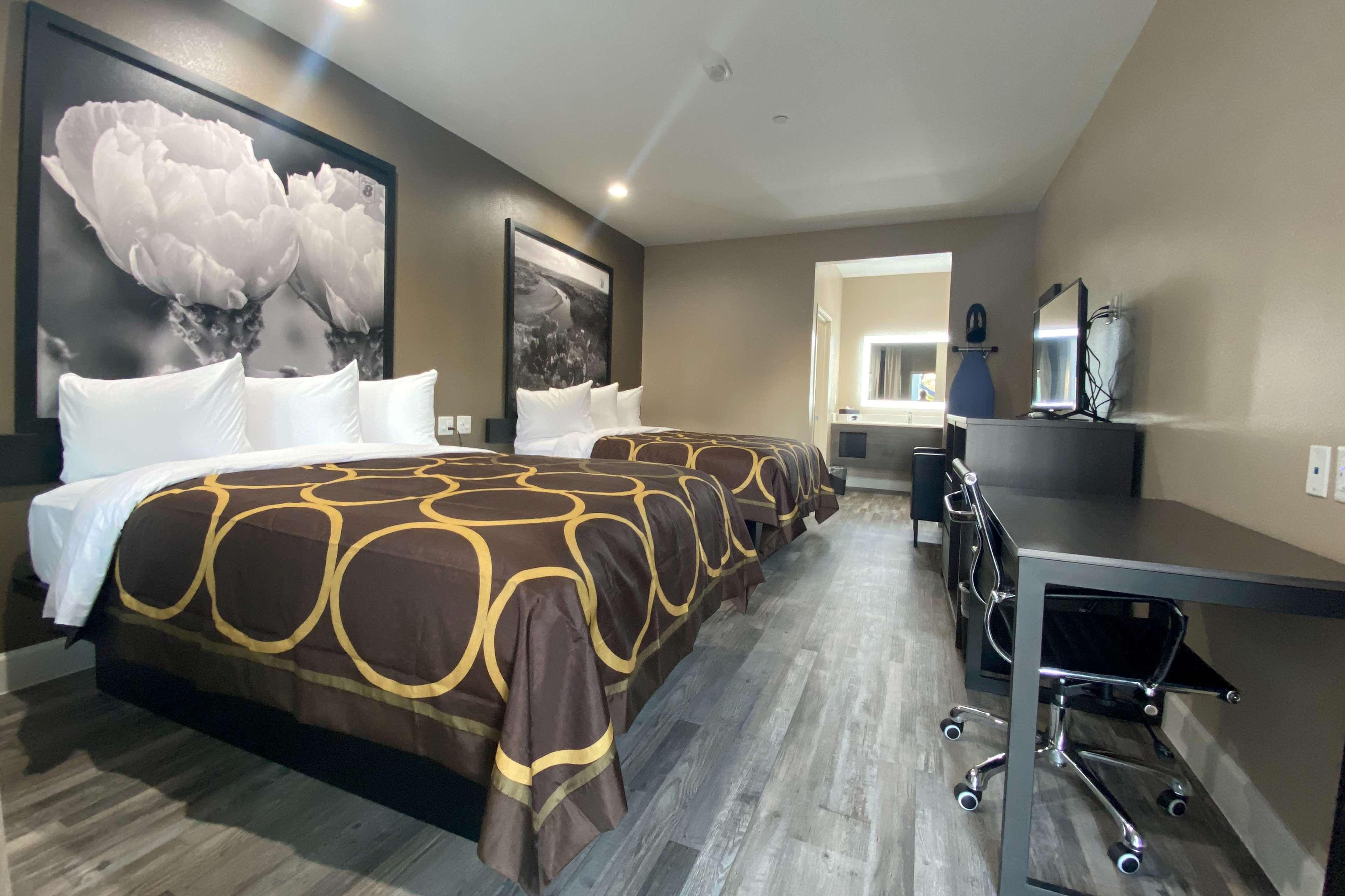 Super 8 By Wyndham Houston Nw Beltway 8-West Rd Hotell Exteriör bild